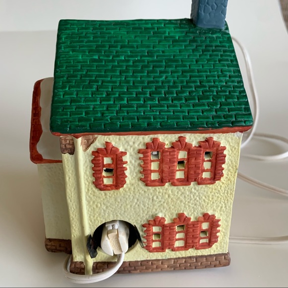 Vintage Dickensville Collectable Lighted House - Picture 10 of 12